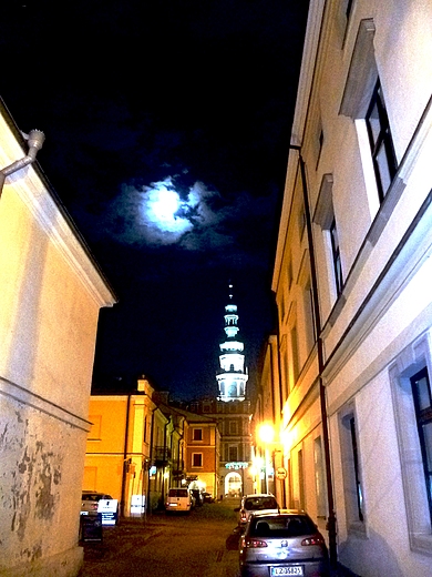 spojrzenie na ratusz noc