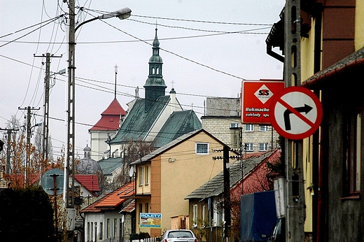 Piczw - w uliczce do kocioa popauliskiego.