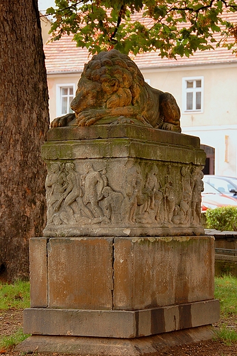 Złoty Stok - pomnik Śpiącego Lwa