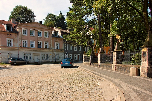 Zoty Stok - kamieniczki przy ryneku przed kocioem parafialnym