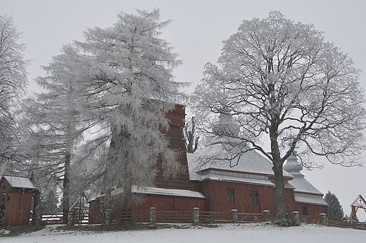 cerkiew w Mochnaczce Niznej w zimowej scenerii