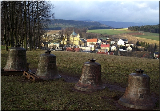 widok ze wzgrza na Wambierzyce