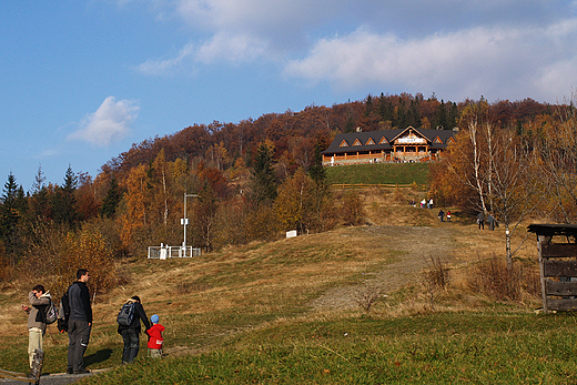 Beskid lski. Widok na szczyt Rwnicy spod schroniska PTTK.