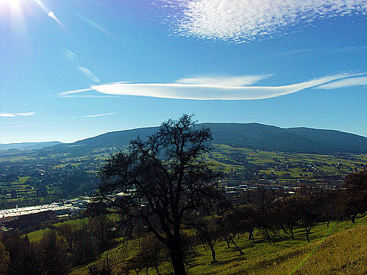 Panorama Tymbarku na tle opienia