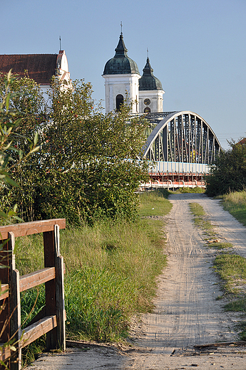 Koci witej Trjcy w Tykocinie i most na Narwi