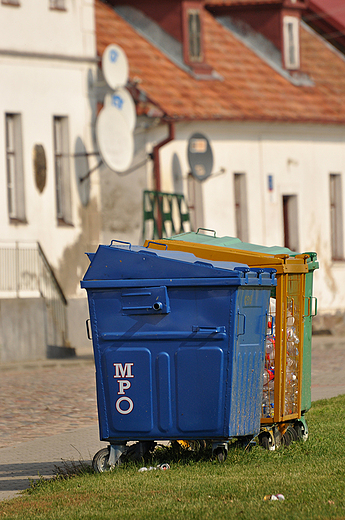 Pojemniki na mieci przed Wielk Synagog w Tykocinie