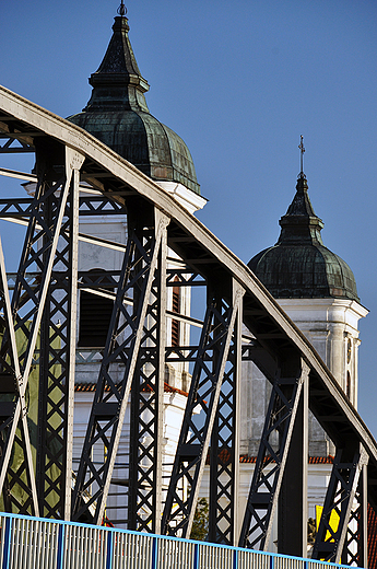 Malowniczy most na Narwi w Tykocinie. W tle późnobarokowy kościół Świętej Trójcy
