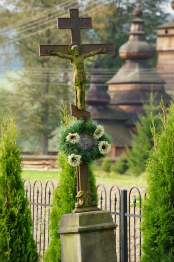Kwiato - krzy na cmentarzu
