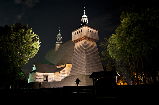 zabytkowy kościół w Haczowie nocą
