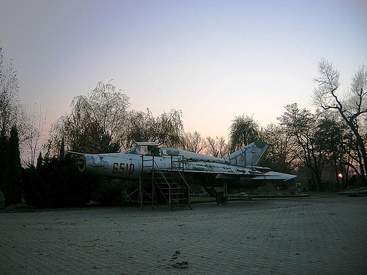 Samolot bojowy MIG 21 na terenie mini zoo, przy stadninie koni w Bukowie