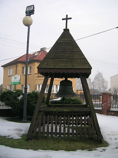Dzwonnica przy kociele w Bojszowach.