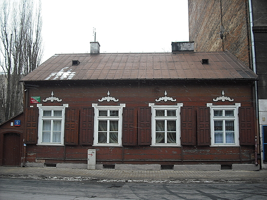 Warszawa. Drewniany dom przy ul. rodkowej.