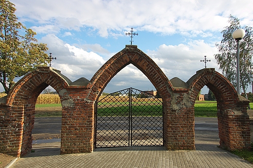 Lisków - stara brama cmentarza parafialnego