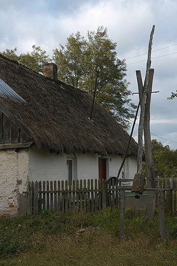 Strzakw - drewniana chata z pocztkw XX wieku ze star studni