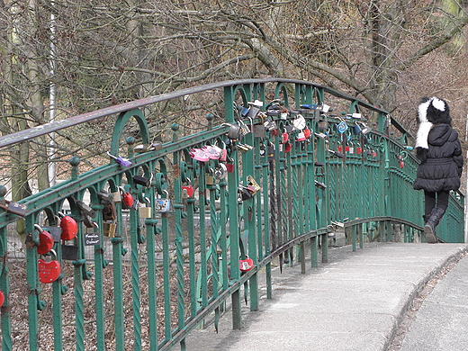 Most zakochanych nad jeziorem Rusaka w Parku Kasprowicza