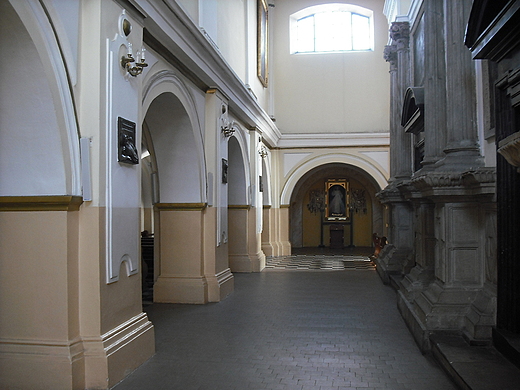 Warszawa. Niezwyk�y ko�ci� MB Loreta�skiej na Pradze. Widok wn�trza ko�cio�a po lewej stronie Domku Loreta�skiego.