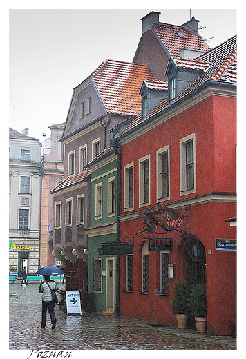 Pozna, ul.Kurzanoga i kamieniczki budnicze w deszczu