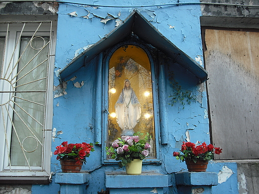 Warszawa. Fragment kapliczki przy ul. Zbkowskiej.