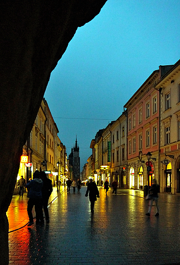 Nocny Krakw. Widok na ul.Floriask spod Bramy Floriaskiej.