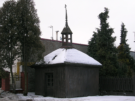 Drewniana kapliczka przydrona w Czstochowie.