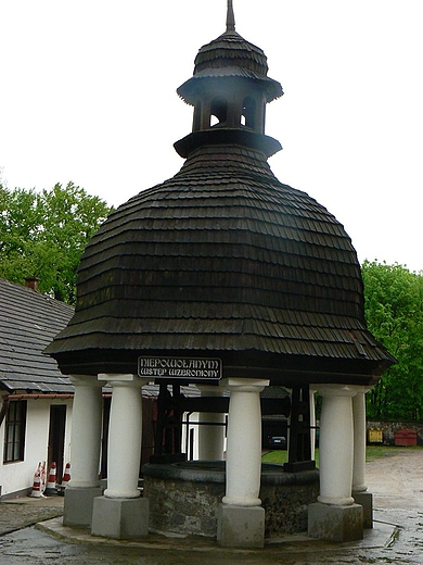 Studnia w klasztorna.Klasztor Karmelitw Bosych w Czernej.