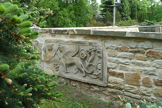 Szydowiec - lapidarium w kocielnym murze