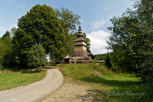 Kota - widok na cerkiew z drogi