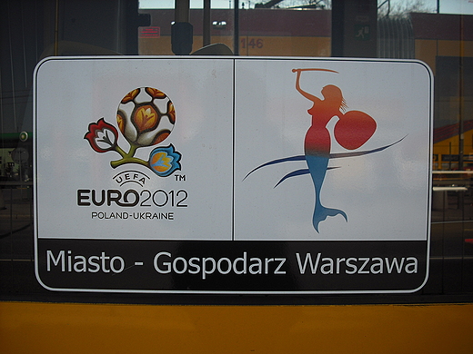 Warszawa. Zblia si EURO 2012. Naklejki na szybach rodkw transportu miejskiego.