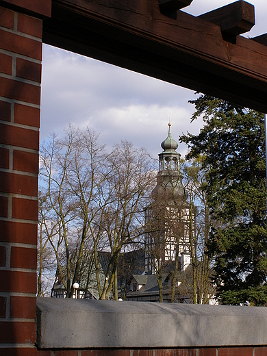 Widok z parku na koci  w. A. Boboli w Miliczu.