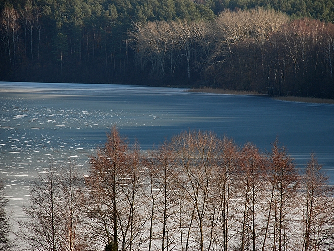Pokryte lodem jezioro Wysokie Brodno