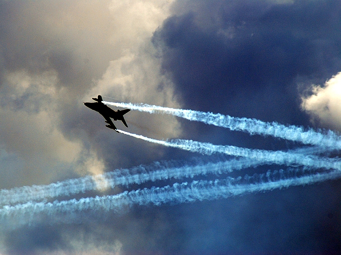 Air Show 2009 - krzyujce si smugi pozostawione przez samoloty