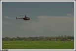 Michakw - migowiec Robinson R44 Astro  Raven w czasie przelotu nad pyt lotniska