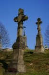 Kamienne krzye na cmentarzu w Bartnem