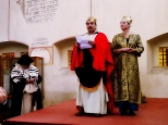 Inscenizacja wita Purim w tykociskiej synagodze....zapoznawanie si krla z donosem na Hamana dostarczonego przez Mordechaja....