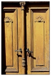 Zagrw - zabytkowe drzwi z pocz. XX wieku  w jednej z kamienic przy  ulicy Kaliskiej