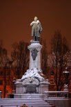 Pomnik Adama Mickiewicza zimow noc