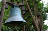 Dzwon na dziedzicu bazyliki w Lenej Podl.