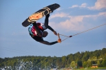 Podniebne loty wakeboardzistw za wycigiem nart wodnych na jez. Necko w Augustowie...