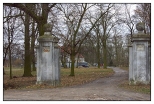 Jastrzbniki - pozostao po przepiknej bramie do dworu, widok od strony wsi