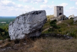 Ostaniec skalny na tle ruin zamku w Olsztynie kCzstochowy
