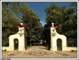 Tokinia Kocielna - paac wybudowany w latach 1915-1916 przez  Zofi i Ignacego Chrystowskich  _ brama wjazdowa na teren rezydencji