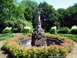 fontanna w ogrodach paacu eleskich w Grodkowicach