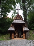 Szczawnica. Kapliczka Drogi Krzyowej obok kocioa parafialnego