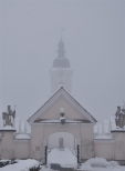 Klasztor wigierski - brama na dziedziniec z wie zegarow