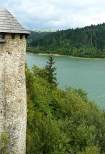 Pieniny. Widok z tarasu zamku w Niedzicy na Jezioro Czorsztyskie