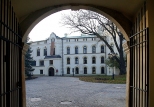 Widok na Stary Zamek Habsburgw w ywcu spod bramy oficyny