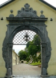 Czerna k.Krzeszowic. Brama klasztoru Karmelitw Bosych.