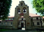 przed kocioem w. Szymona z Lipnicy,murowana dzwonnica parawanowa z dwoma dzwonami, penica funkcj bramy wejciowej.