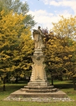 Figura w. Jana Nepomucena w parku miejskim