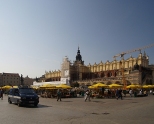 Rynek Gwny w Krakowie nadal czciowo w remoncie.